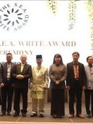 Writer Nguyen Binh Phuong and Nguyen Mot receives S.E.A Write Award