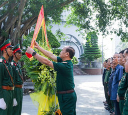 Nghệ thuật đánh của đặc công và nghệ thuật viết của nhà văn quân đội đều phục vụ Nhân dân và Tổ quốc