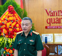 Thượng tướng Lê Quang Minh thăm, chúc mừng Tạp chí Văn nghệ Quân đội nhân ngày 21/6