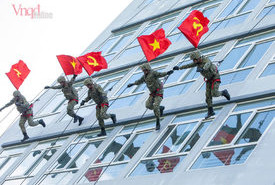 Khi trang văn đồng điệu trong chất thép Đặc công