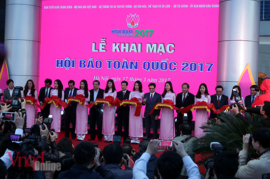 các vị lãnh đạo cắt băng khai mạc