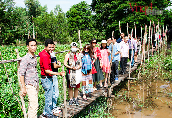 các nhà văn đang đi cầu