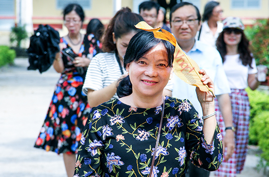 Nhà thơ Lê Thanh My đang hát Chỉ còn một chiếc lá cuối thu mỏng manh