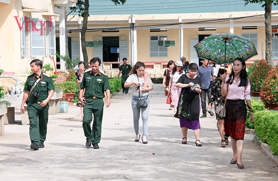 Tham quan Trung đoàn 20 mà mặt ai cũng phơi phới, nhất là các cô gái