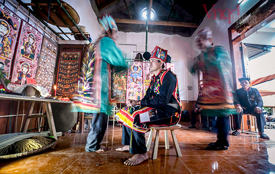 Cấp ghế ngồi cho con hương