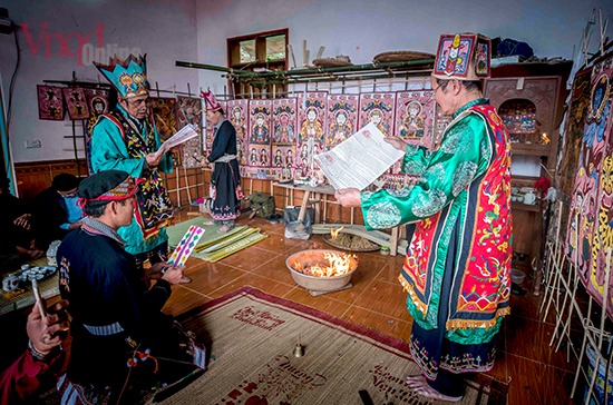 Dâng tấu sớ lên ngọc hoàng