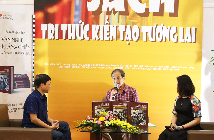 Đồng tác giả cuốn sách ông Nguyễn Huy Thắng (giữa) và ông Trần Chính Nghĩa (trái) tại buổi giao lưu