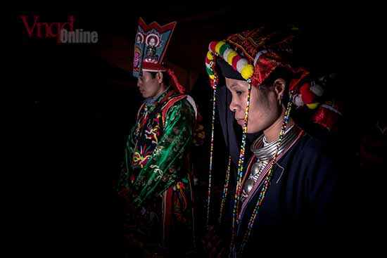 nửa đêm vợ con hương được phép ra làm lễ với chồng