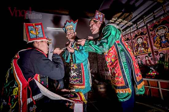 Truyền phép cho con hương