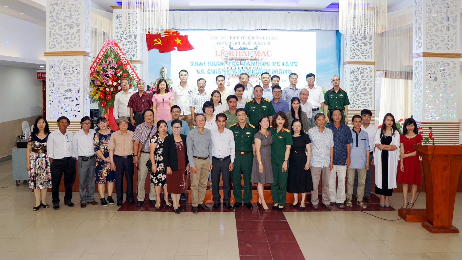 CÁC TRẠI VIÊN VÀ BAN TỔ CHƯC CHỤP HÌNH LƯU NIỆM