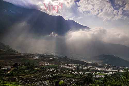 Thung lũng ruộng bậc thang ẩn hiện trong biển mây bồng bềnh